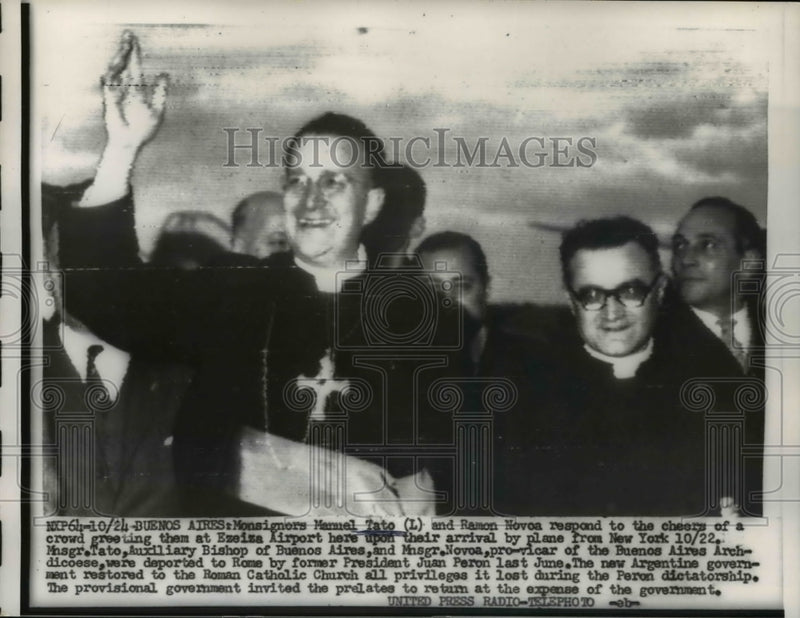 Load image into Gallery viewer, 1954 Press Photo Monsignors Mannel Tato and Ramon Novoa return after exile
