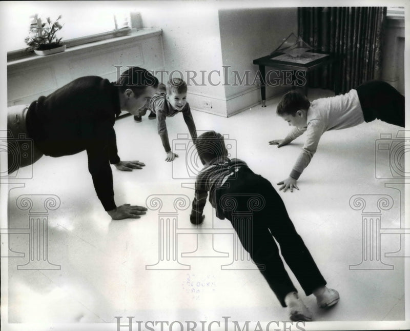 Load image into Gallery viewer, 1962 Press Photo Jerome Hines and children form quadrangle during family pushups
