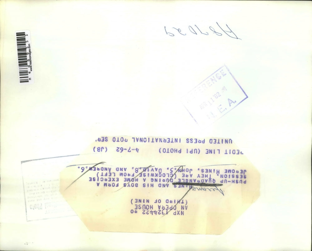 1962 Press Photo Jerome Hines and children form quadrangle during family pushups