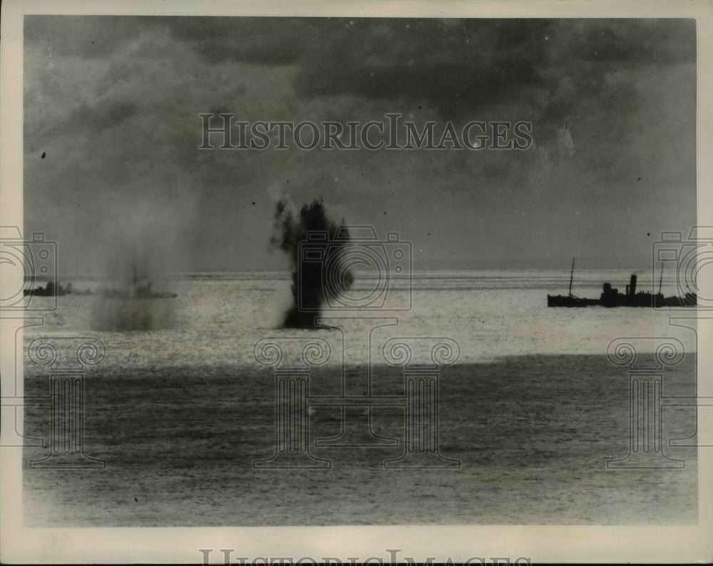1940 Press Photo Long range guns attack British convoy in North Sea - ned69735