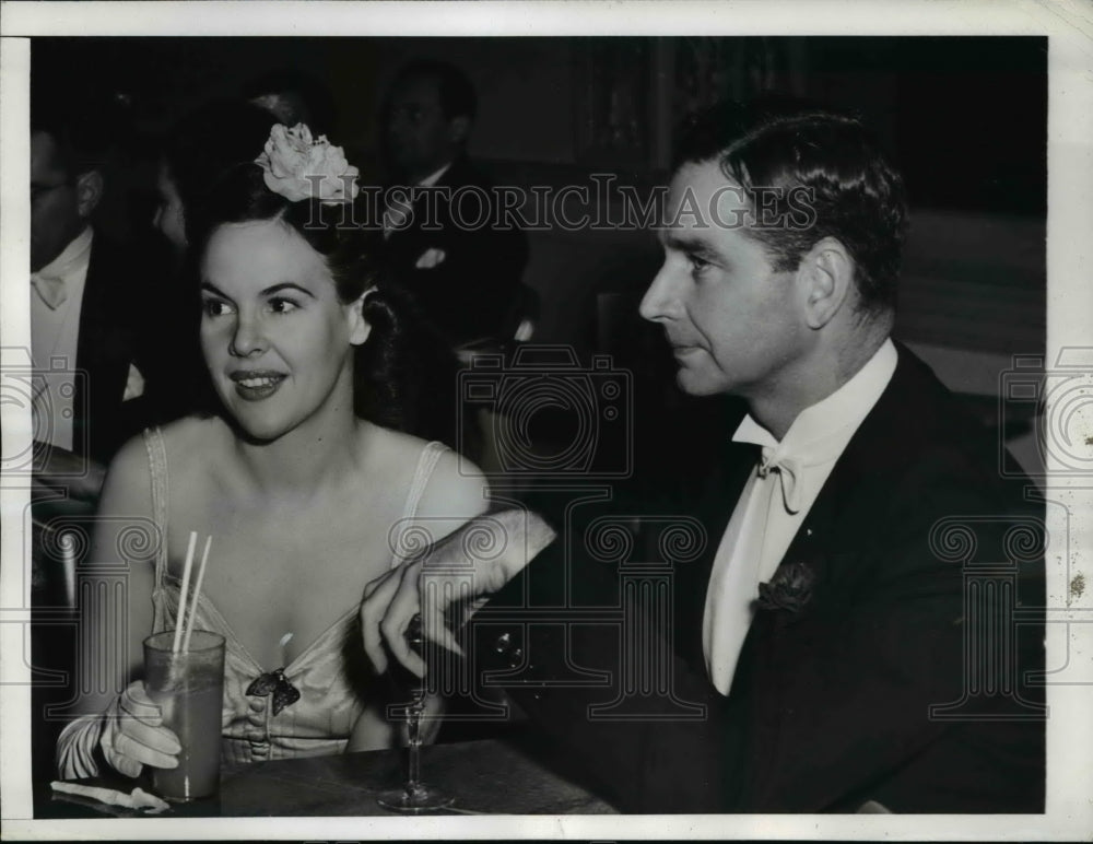 1941 Press Photo Cornelius Vanderbilt Whitney, & Ms. Evelyn Searle