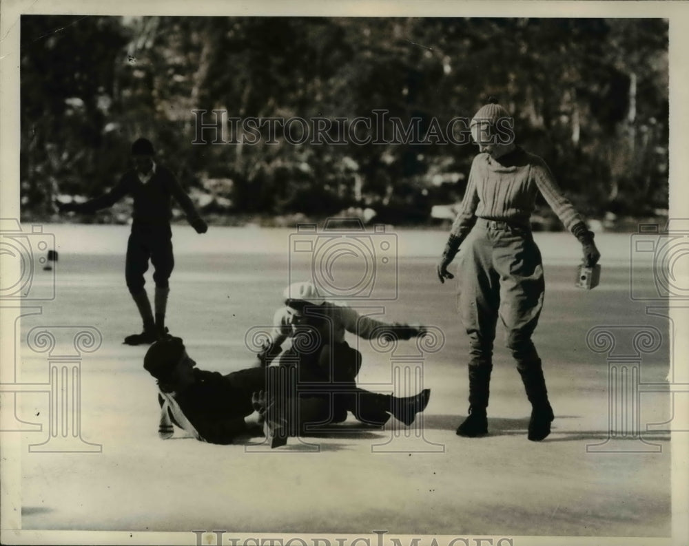 1935 Press Photo Teenagers Play on Frozen Mountain Lake During Winter, Australia