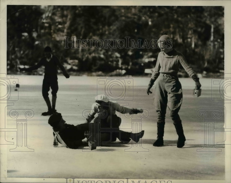 Load image into Gallery viewer, 1935 Press Photo Teenagers Play on Frozen Mountain Lake During Winter, Australia
