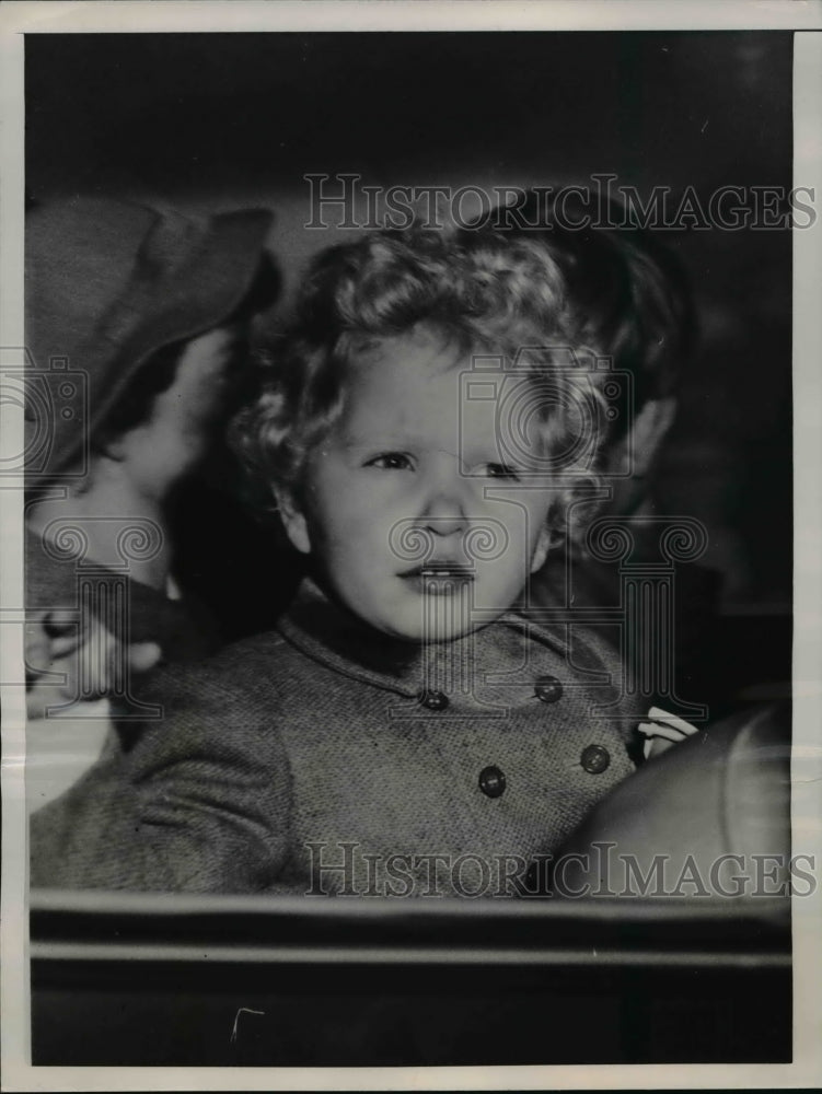 1953 Press Photo Princess Anne of Britain waves from Automobile window.