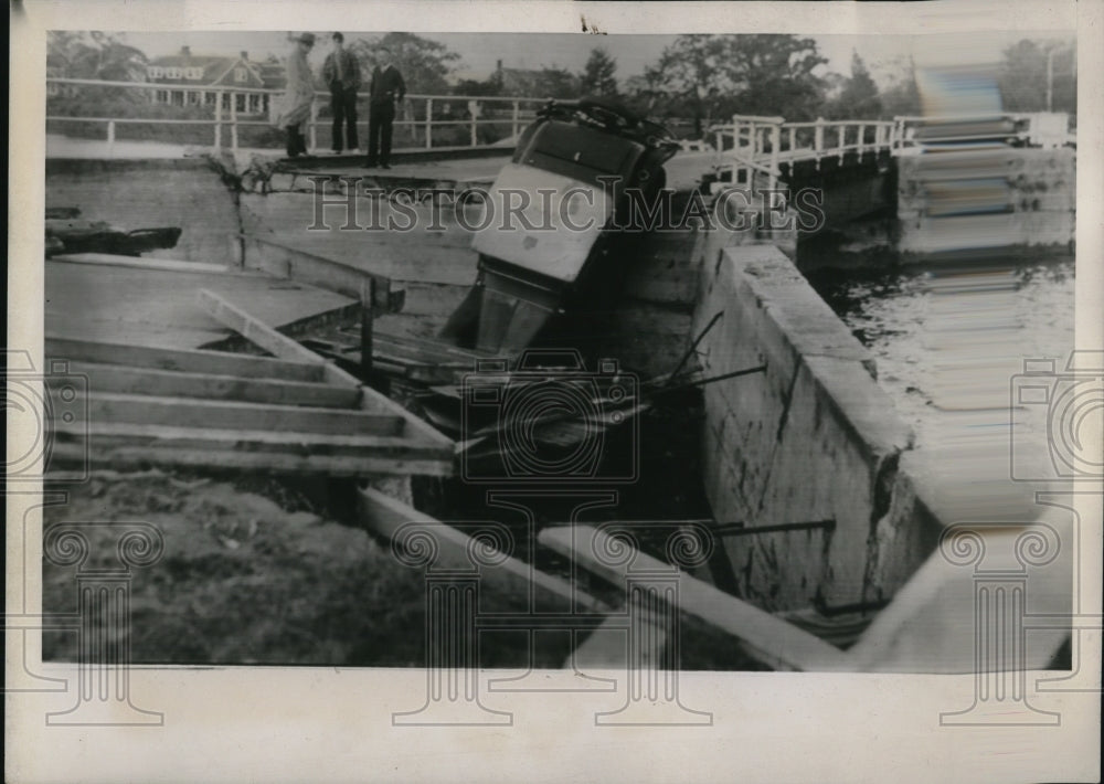 1938 Press Photo Plunging from under reviewed bridge at Trenton, New Jersey
