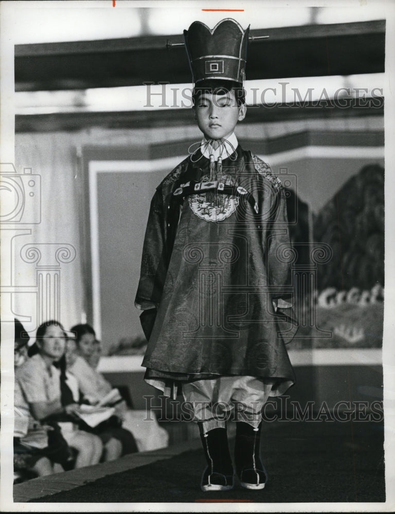 1970 Press Photo Crown Prince Full dres costume from th Yi Dynasty Era.