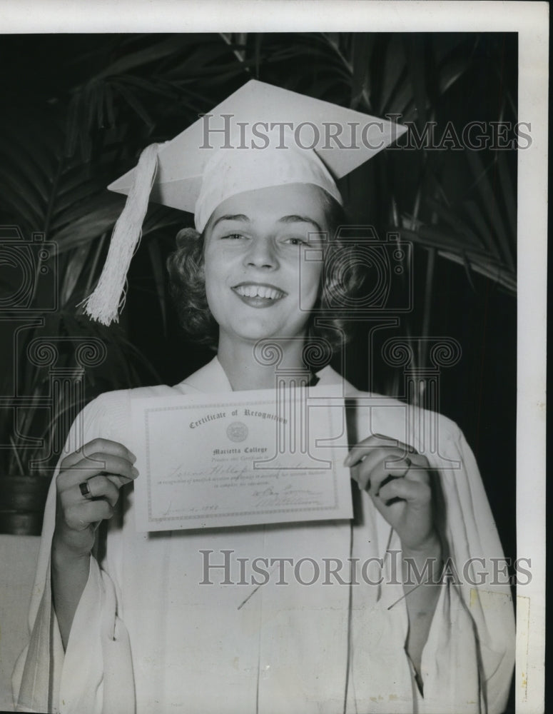 Load image into Gallery viewer, 1949 Press Photo Mrs. William Mullen holding a certificate of recognition
