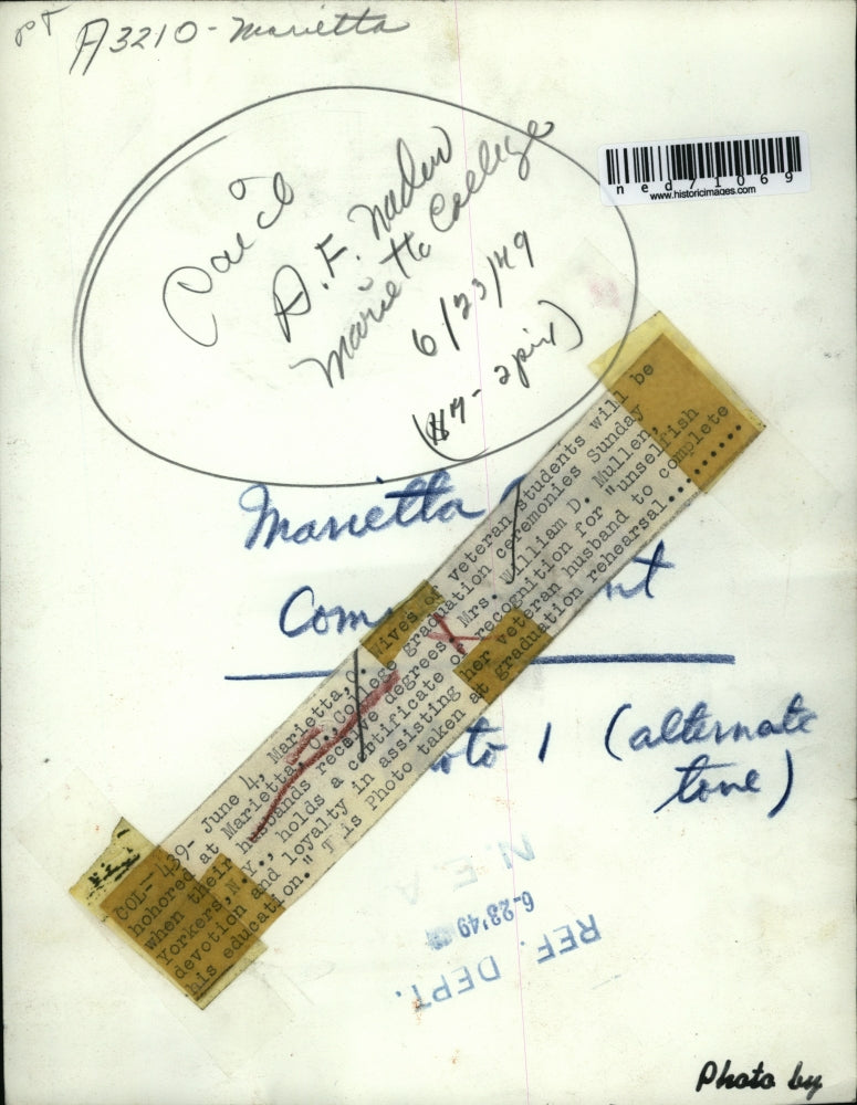 1949 Press Photo Mrs. William Mullen holding a certificate of recognition