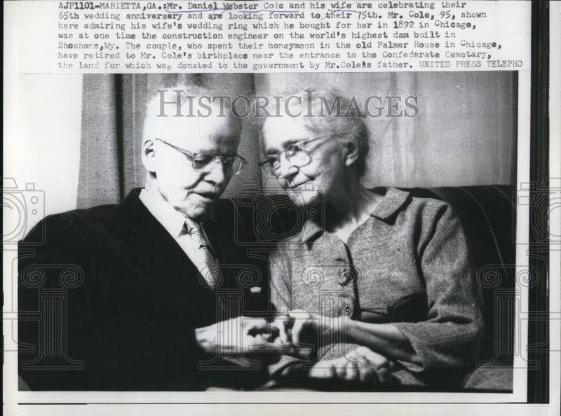 Load image into Gallery viewer, 1958 Press Photo Mr Daniel Webster Cole &amp; wife on 65th Wedding Anniversary
