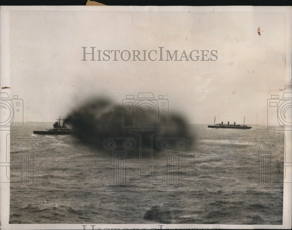 1940 Press Photo Battleship Valiant lays a smokescreen during convoy ship drill- Historic Images