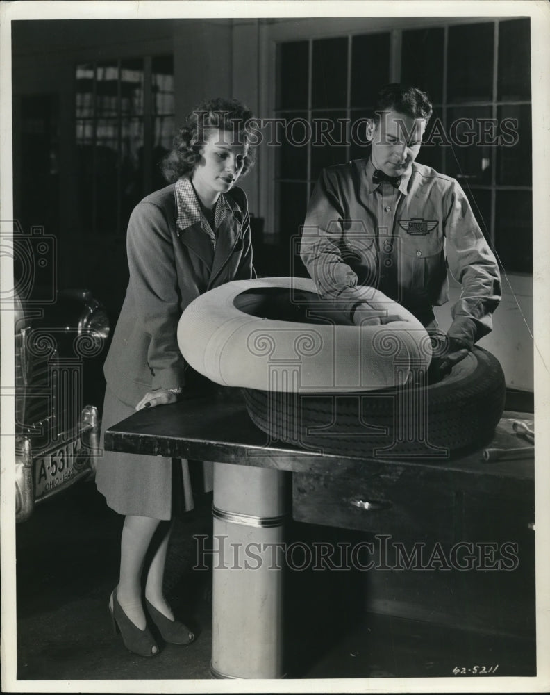 1942 Press Photo Akron Ohio Forestone tires, Dorothy St Lawrence & a tech