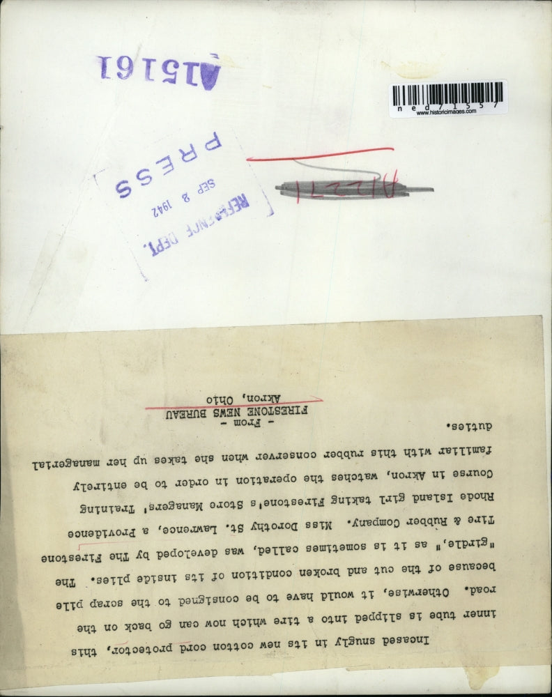 1942 Press Photo Akron Ohio Forestone tires, Dorothy St Lawrence & a tech