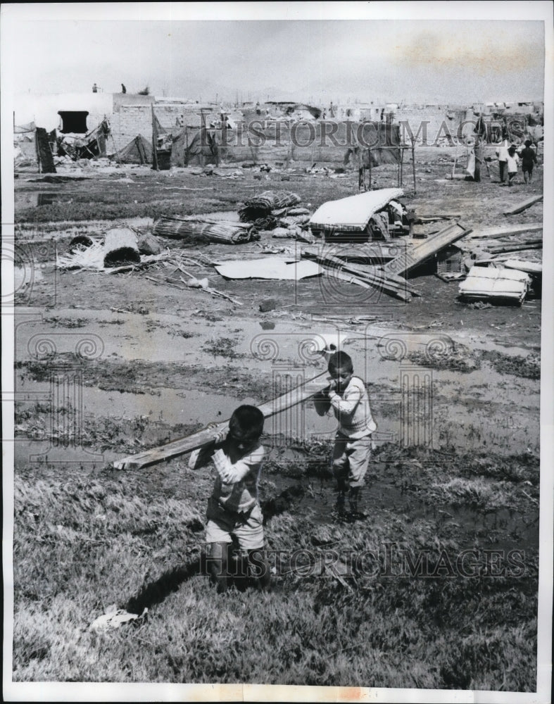 1970 Press Photo two children start the process of rebuilding the city of Casma- Historic Images