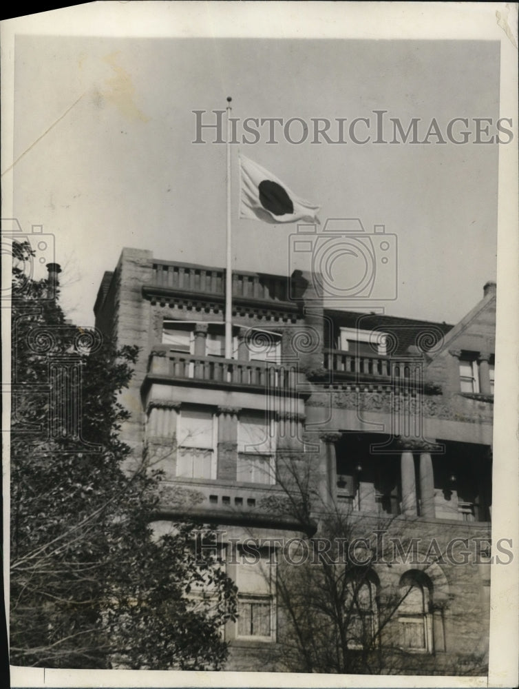 1927 Press Photo Wash DC Japanese flag at half mast over Embassy for Emperor