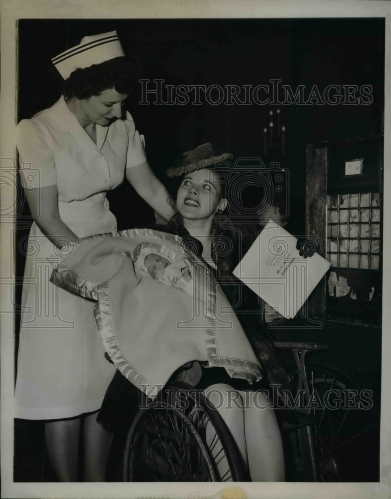 Load image into Gallery viewer, 1944 Press Photo Mrs. James Dow holding Louis Dow II

