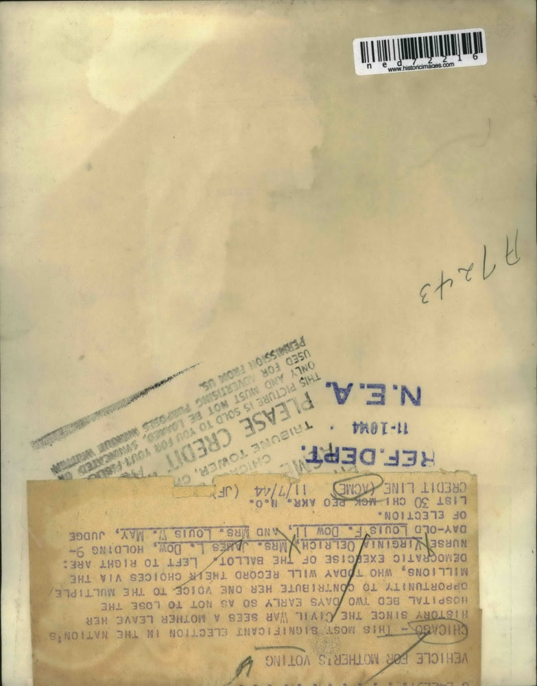 1944 Press Photo Mrs. James Dow holding Louis Dow II