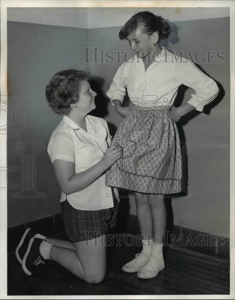 1960 Press Photo Patricia Zeleznak & Helen Bedik at city handcraft class- Historic Images