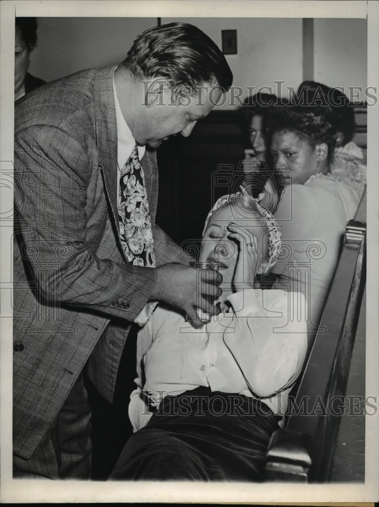 1946 Press Photo Ethel O'Day after she fainted in court at Chicago