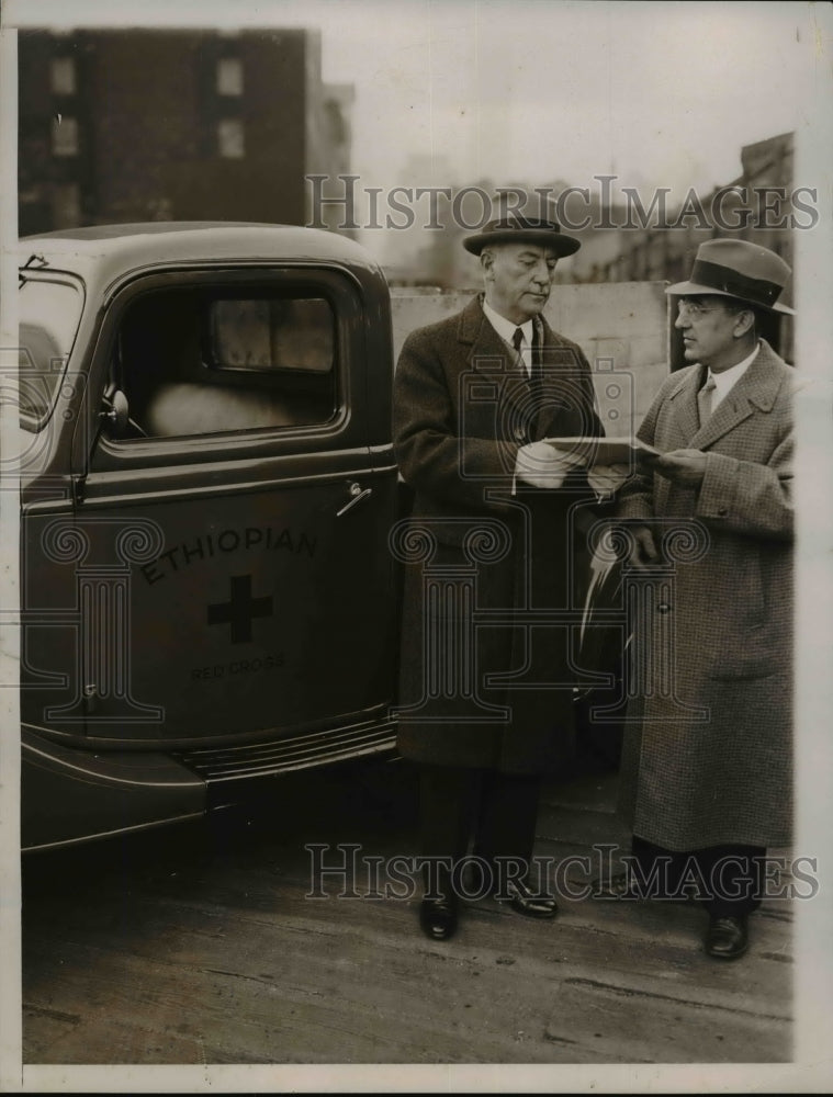 1935 Press Photo John F. O'Ryan presenting Mr. John H. Shaw bill for truck