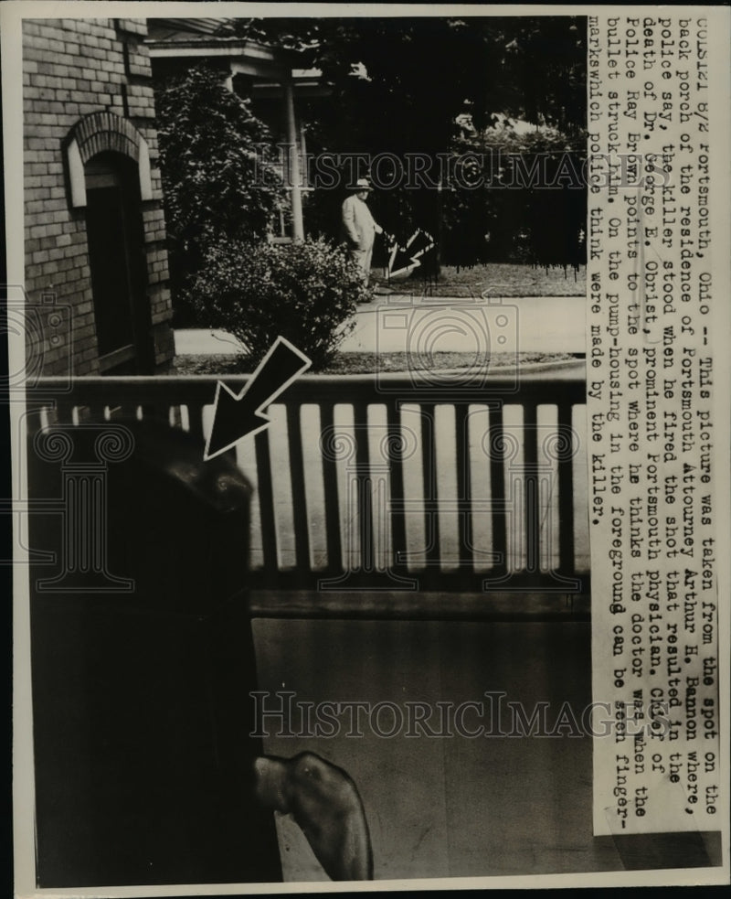 Load image into Gallery viewer, 1947 Press Photo Arthur H. Bannon's Porch Shooting Site of Dr. George E. Obrist
