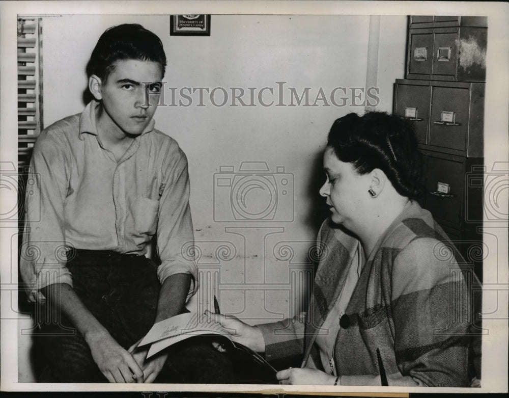 1947 Press Photo David Orr interviewed by policewoman Madeline Johnson