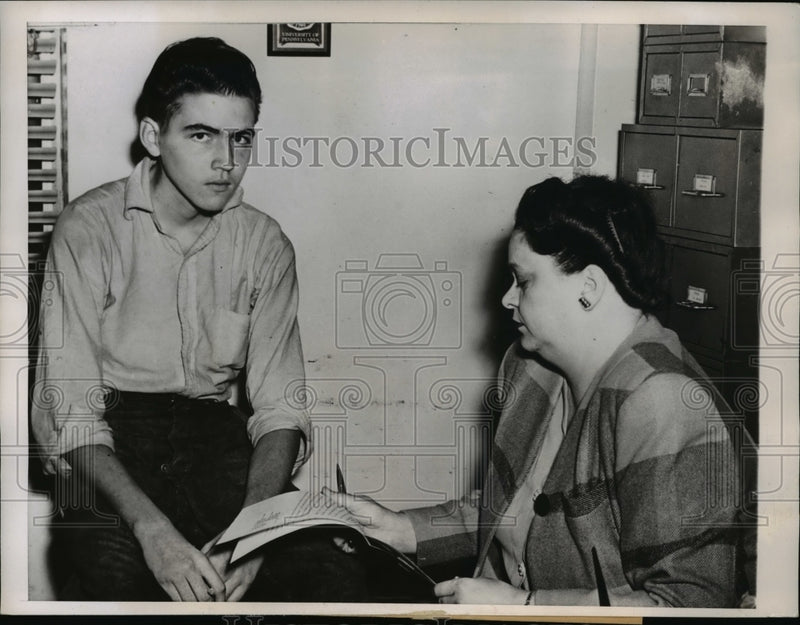 Load image into Gallery viewer, 1947 Press Photo David Orr interviewed by policewoman Madeline Johnson
