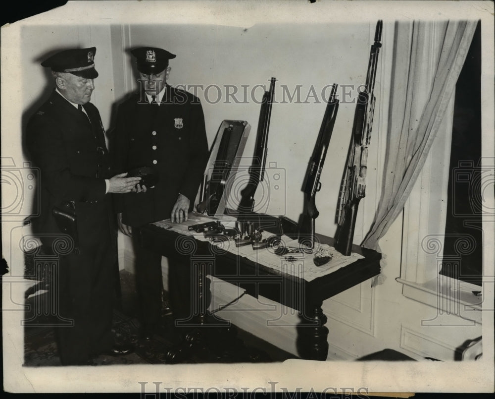 1933 Press Photo of police with a cache&#39; of weapons belonging to Leon Kramer.