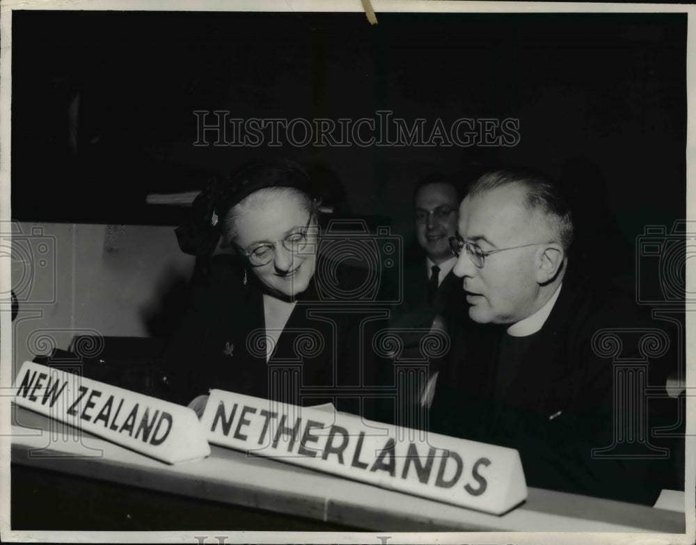 1952 Press Photo Miss J.R. McKenzie New Zealand (left) and Dr. L.J.C. Beaufort