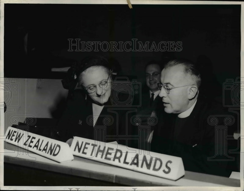 Load image into Gallery viewer, 1952 Press Photo Miss J.R. McKenzie New Zealand (left) and Dr. L.J.C. Beaufort
