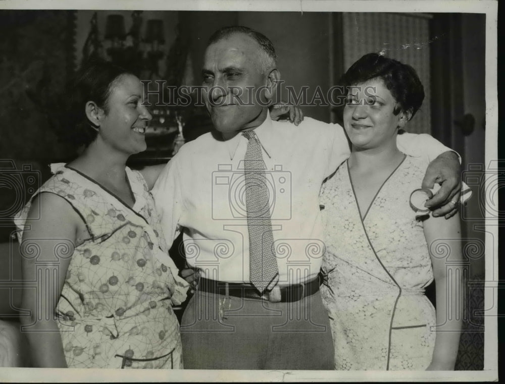 1934 Press Photo Andrew Sciacca with wife &amp; daughter, returned after kidnap- Historic Images