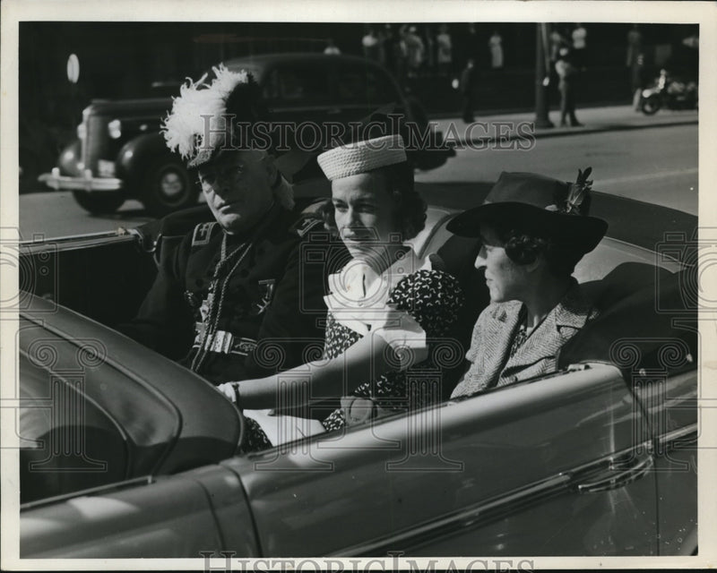 Load image into Gallery viewer, 1940 Press Photo Mr. and Mrs. Charles N. Orr with their daughter
