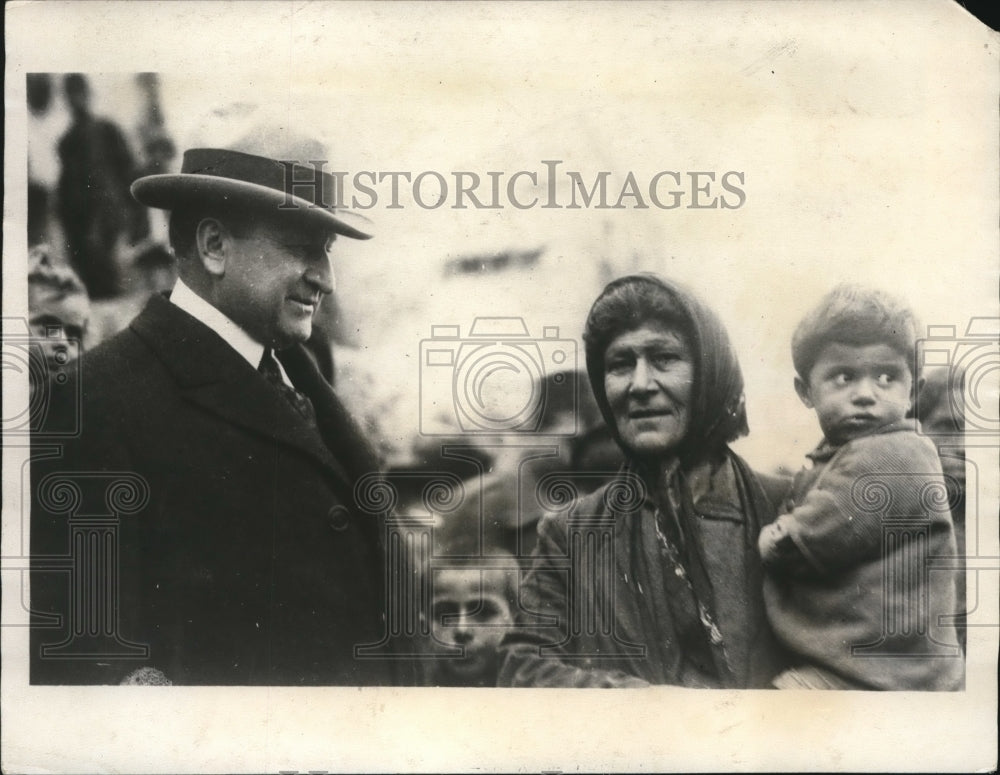 1923 Press Photo Ex Governor Henry Allen Of Kansas In Greece talking to Refugees