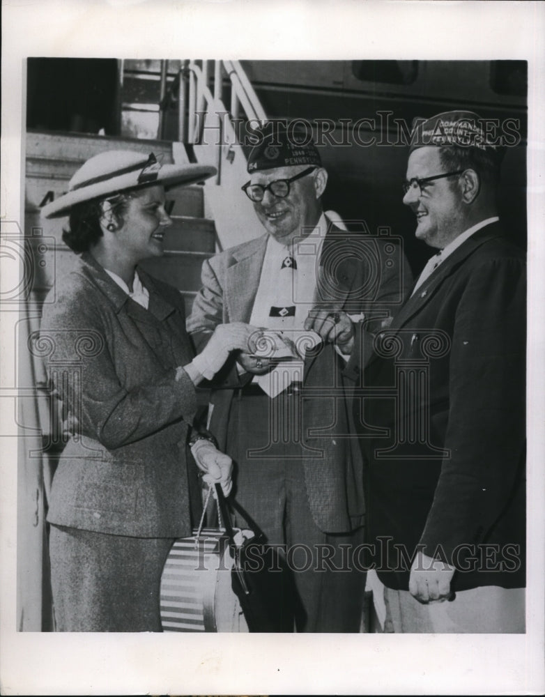 Load image into Gallery viewer, 1955 Press Photo Betty Anne McLaughlin winner $45000 home greeted upon arrival
