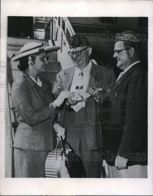 1955 Press Photo Betty Anne McLaughlin winner $45000 home greeted upon arrival