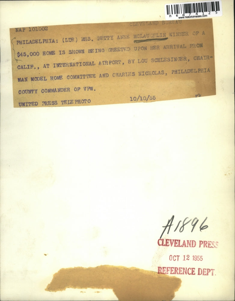 1955 Press Photo Betty Anne McLaughlin winner $45000 home greeted upon arrival