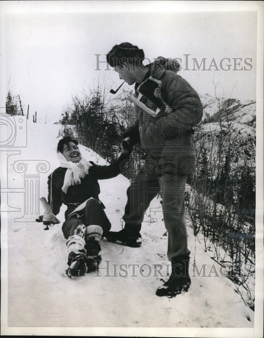 1943 Press Photo Margaret L. Nylius & Lt. Anselm Tibbs Jr. Tumble on a Snow- Historic Images