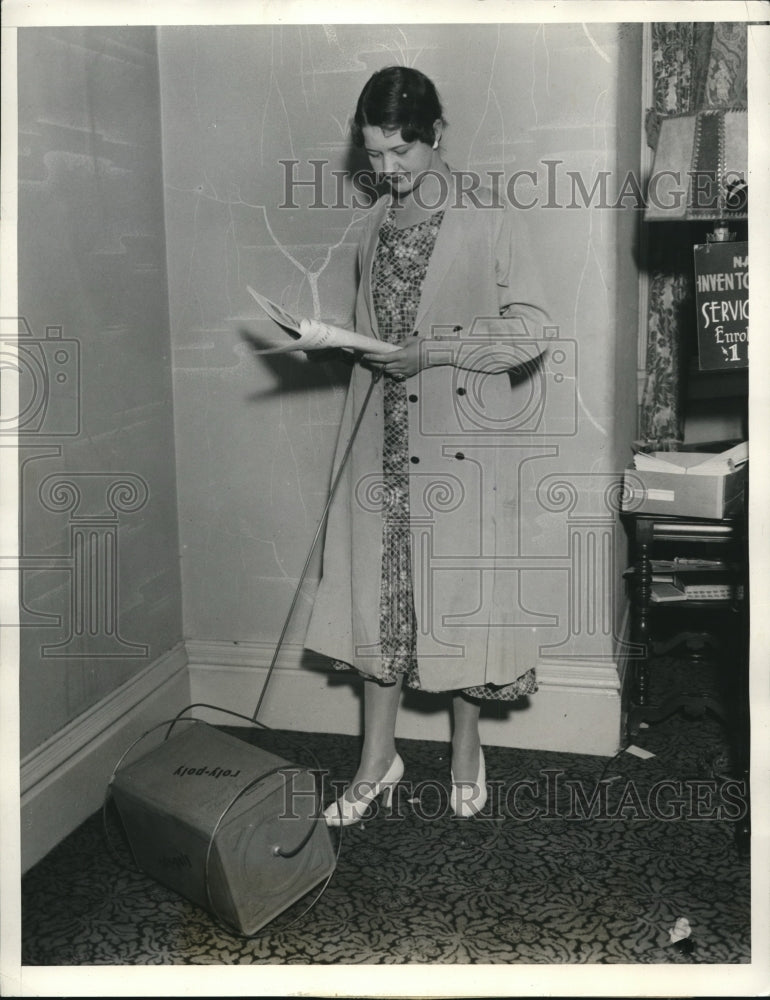 Load image into Gallery viewer, 1933 Press Photo Elva Hall demonstrates devise to clean dresses
