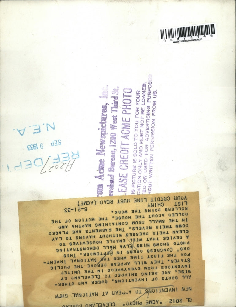 1933 Press Photo Elva Hall demonstrates devise to clean dresses