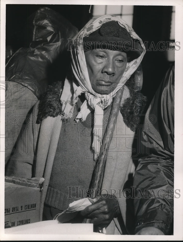 1959 Press Photo Relief client getting supplies foods.- Historic Images