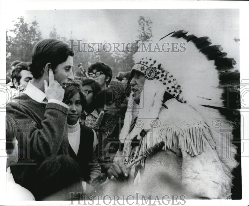 1970 Press Photo Prince Charles with Chief Joe Saddleback of Alberta