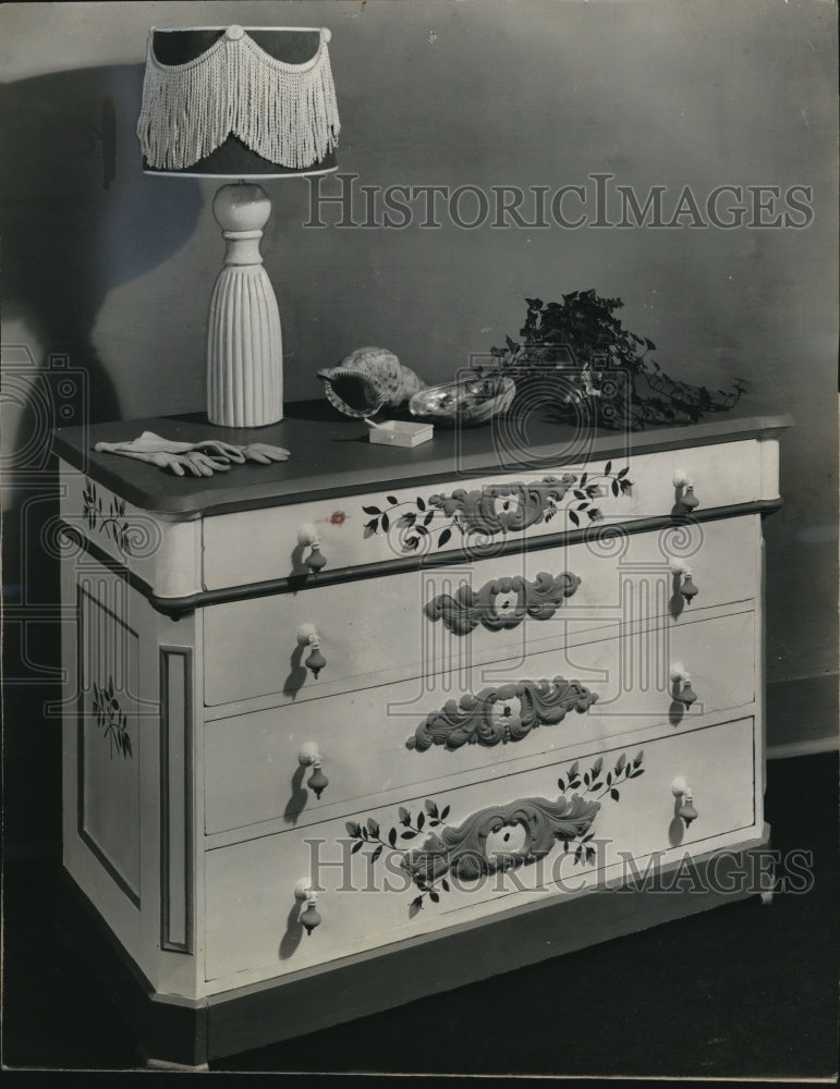 1943 Press Photo Furniture decorations- Historic Images