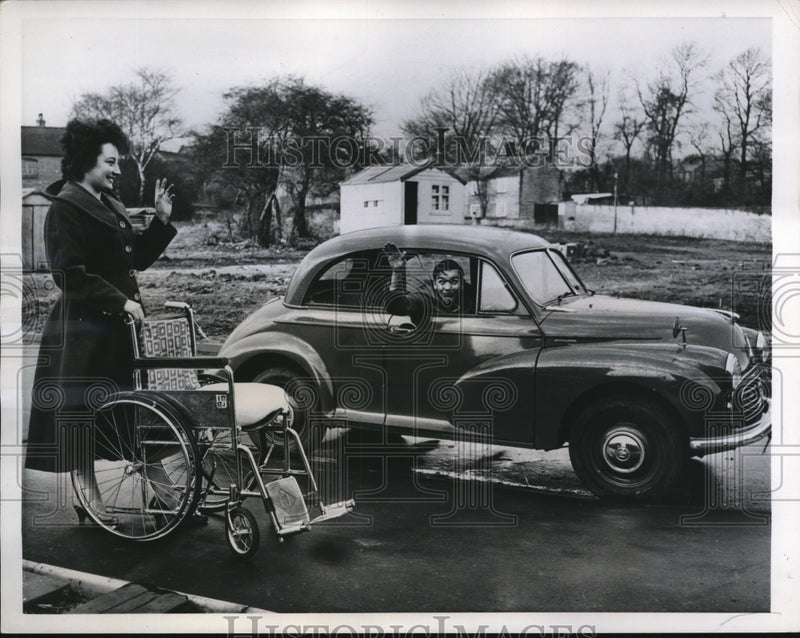 Load image into Gallery viewer, 1958 Press Photo Michael Tablot Waving to his wife, Doreen
