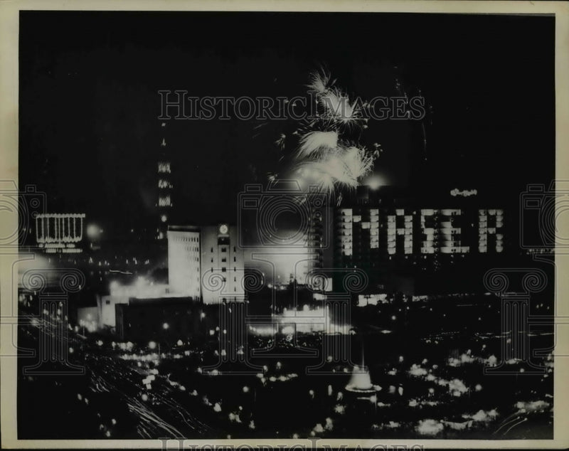 Load image into Gallery viewer, 1964 Press Photo Cairo UAR celebration &amp; fireworks for Naser
