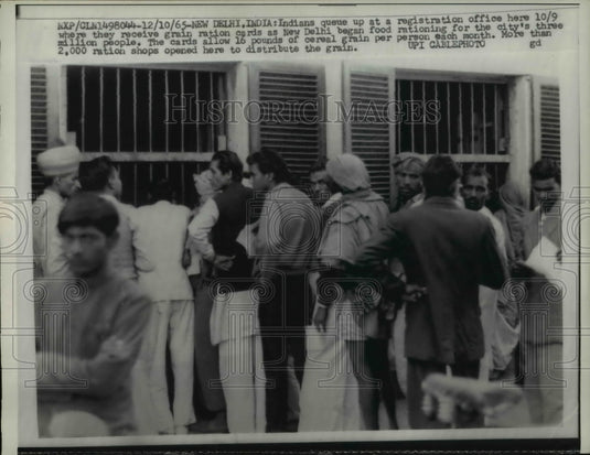 1965 Press Photo Indians queue up at registration office at New Delhi, India- Historic Images