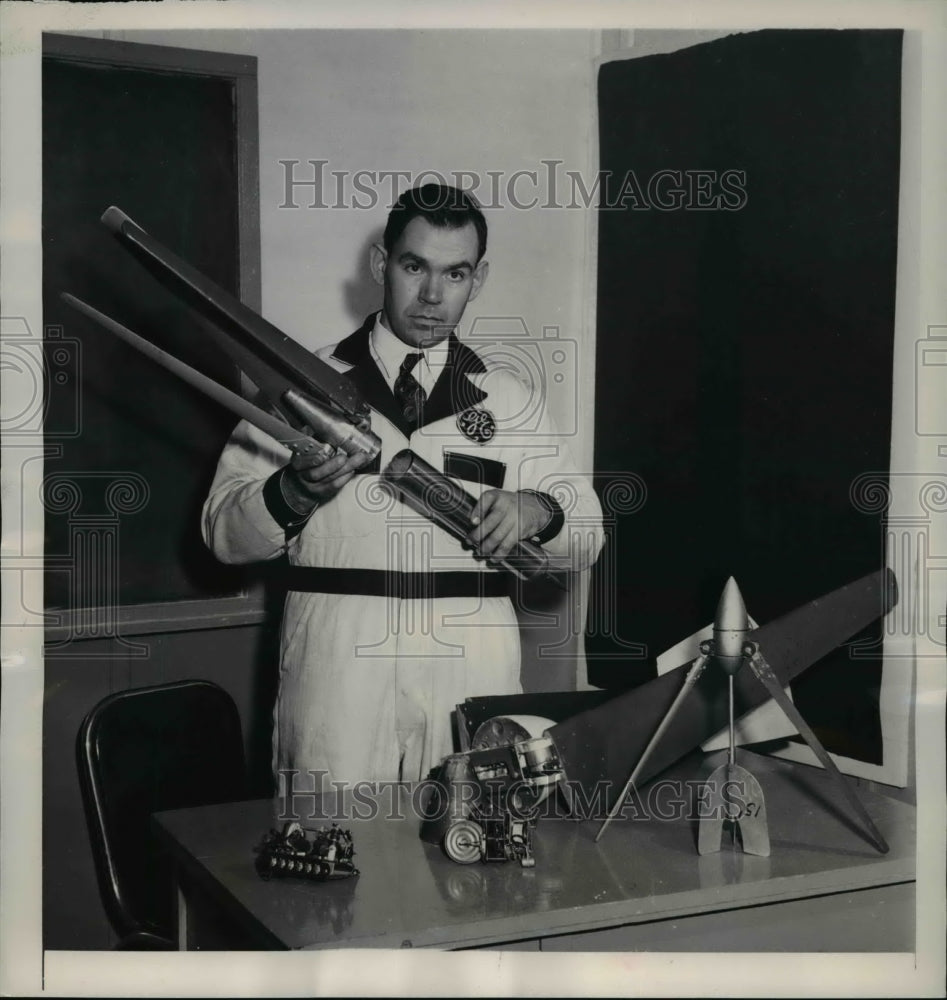1948 Press Photo Schnectady NY Igor Bensen GE engineer with a botochute