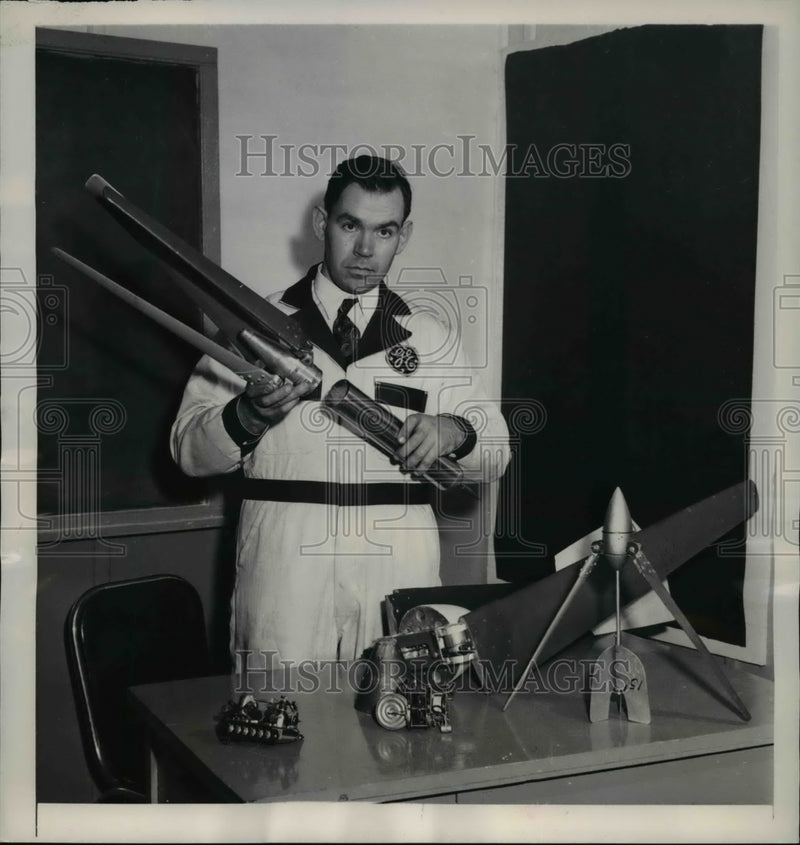 Load image into Gallery viewer, 1948 Press Photo Schnectady NY Igor Bensen GE engineer with a botochute
