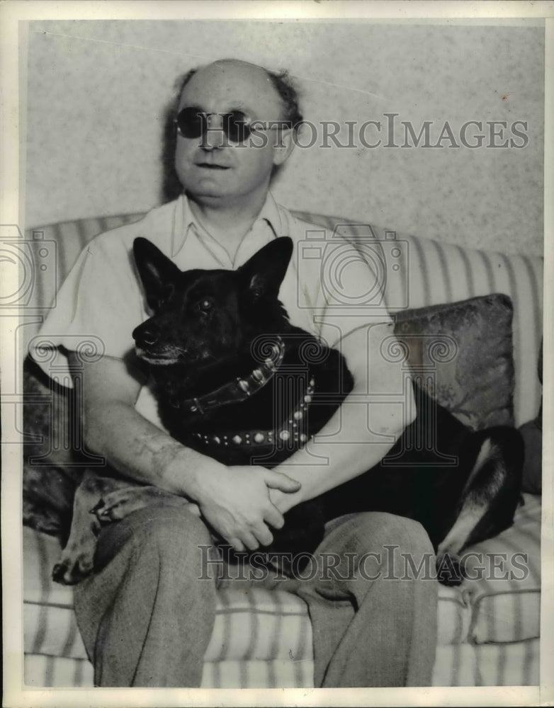 1935 Press Photo William Walker and Princess, German Shepherd, in his home