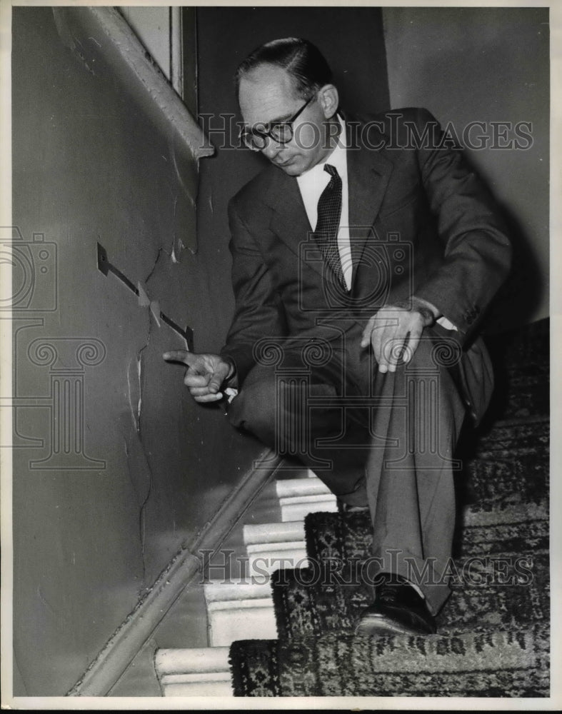 1960 Press Photo Reconstruction Staff Member Examines Wall Damage From Nazi Bomb