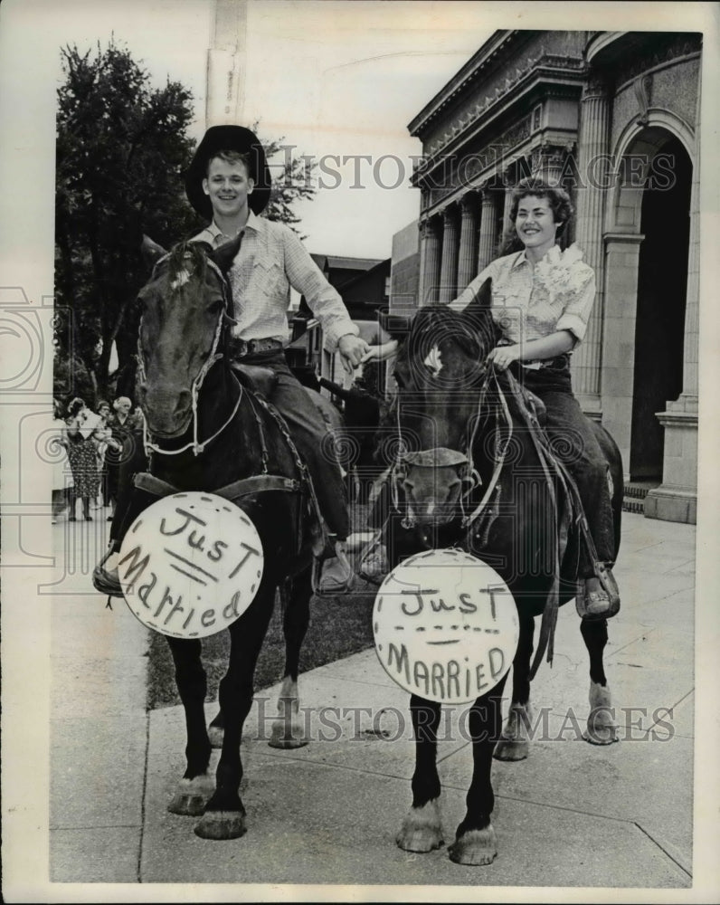 Load image into Gallery viewer, 1961 Press Photo Newlyweds Mr &amp; Mrs George Oleson heading on horseback honeymoon
