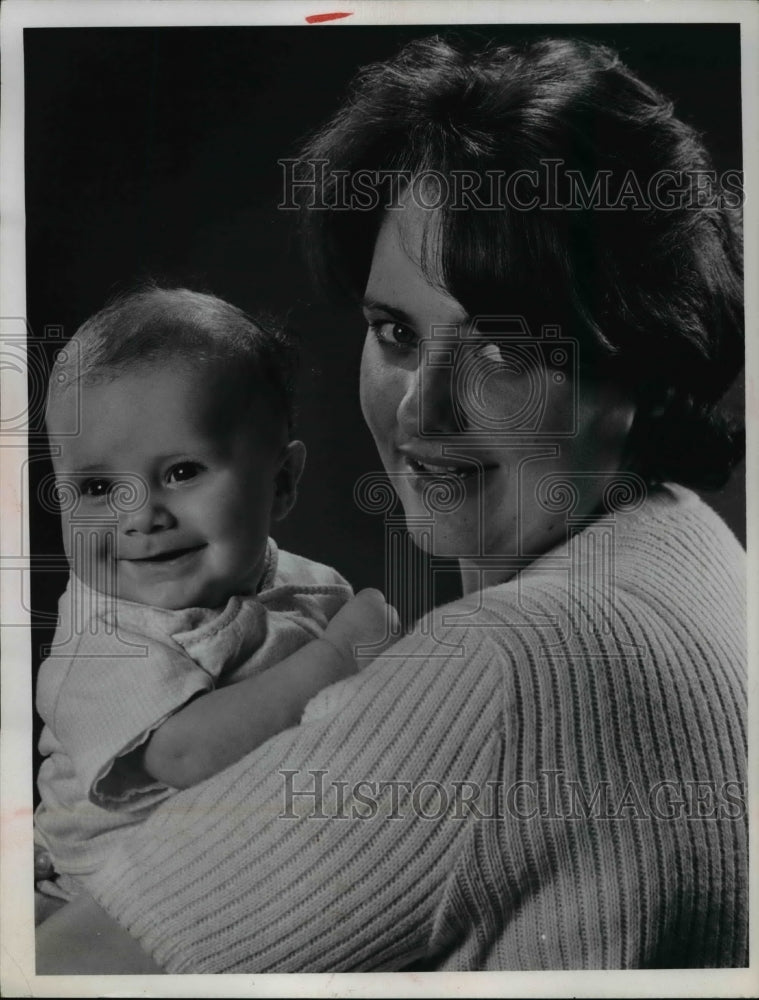 1967 Press Photo Linda Lewis & Infant Son Kevin